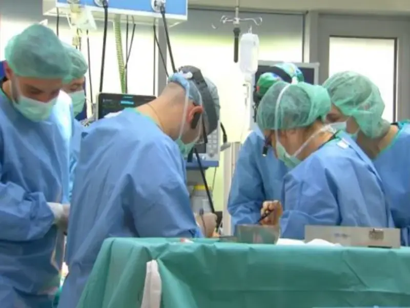 Starea copilului de 15 ani lovit de tren, la 12 ore după operaţia în care i-a fost replantat piciorul…
