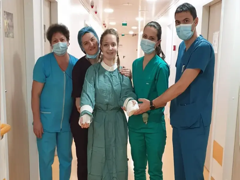Primele imagini cu Alexia, fata cu brațele amputate în accidentul de la Pașcani, după operație. Mesajul mamei ei